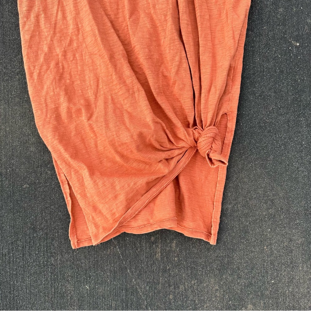 Universal Threads - Picture 2 of 3